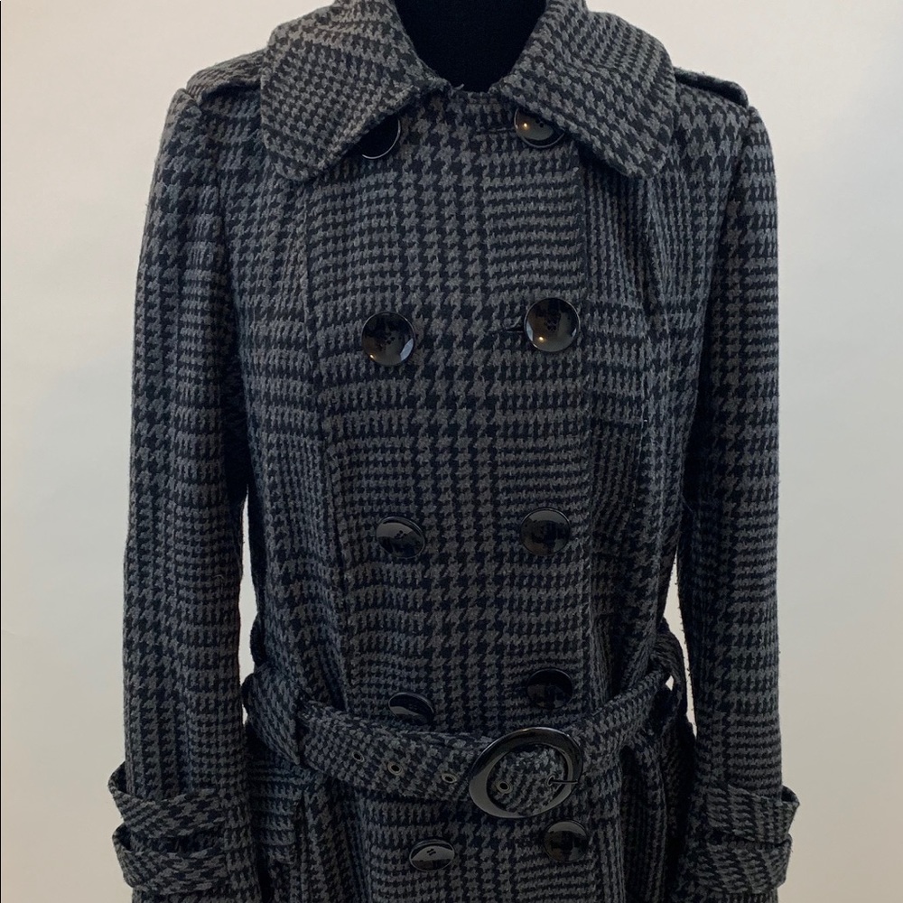 Classy coat! Very chic and cute